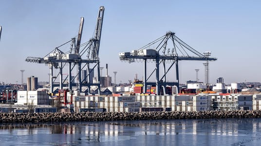 I l&oslash;bet af 2021 coronapandemien har der v&aelig;ret ekstra stor eftersp&oslash;rgsel p&aring; at f&aring; fragtet varer rundt p&aring; containerskibe. Flere gange i l&oslash;bet af &aring;ret har international skibsfart og godstransport v&aelig;ret udsat for forstyrrelser. Det har sendt priserne p&aring; fragt i vejret. (Arkivfoto)