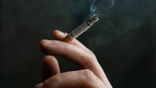 Regeringen arbejder p&aring; et forslag om, at b&oslash;rn og unge f&oslash;dt efter 2010 aldrig skal kunne k&oslash;be cigaretter eller andre tobaksprodukter.