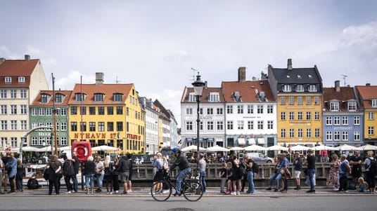 Turisterne - b&aring;de de danske og de udenlandske - har overnattet p&aring; danske hoteller, feriecentre og campingpladser som aldrig f&oslash;r i juni m&aring;ned og f&oslash;rste halv&aring;r i det hele taget.
