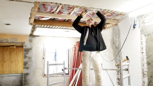 Hvis man har et gammelt ut&aelig;t hus, kan den billigste l&oslash;sning i nogle tilf&aelig;lde v&aelig;re at "renovere med en bulldozer", siger seniorforsker.