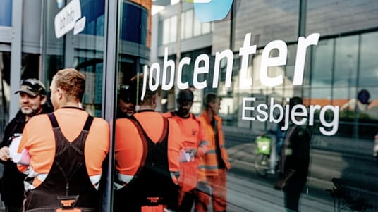 Ledige, der er klar til arbejdsmarkedet, skal frem over i h&oslash;jere grad have hj&aelig;lp fra deres a-kasse, mener 3F, der nu foresl&aring;r at dele indsatsen op i to spor. Forbundet har offentliggjort udspillet "En ny aktiv arbejdsmarkedspolitik - styrket rekruttering og flere rettigheder til ledige".