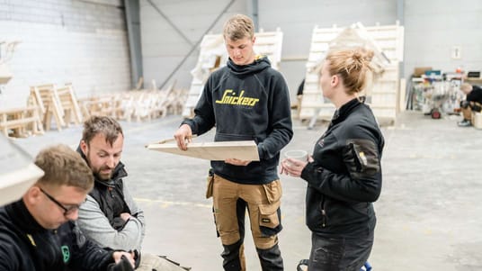 Kommuner, regioner og staten kan stadig kr&aelig;ve, at danske l&aelig;rlinge med specifikke fag skal uddannes p&aring; deres byggepladser, mener erhvervsministeren.