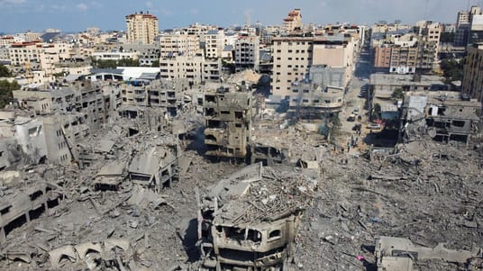 De aktuelle krigshandlinger i Israel har f&oslash;rt til dyrere gas. Billedet er fra Gaza City tirsdag (Foto: Mohammed Salem/Reuters/Ritzau Scanpix)