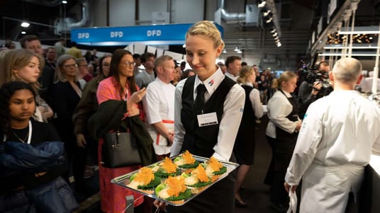 Mens kokkene kokkererede, var tjenerne fluks klar til at g&oslash;re deres del af jobbet: Servere maden, mens de blev n&oslash;je bed&oslash;mt af dommerne.