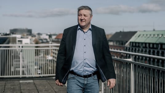 Formanden for 3F, Henning Overgaard, mener, at der er penge nok til b&aring;de velf&aelig;rd og forsvar