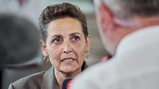 Pia Olsen Dyhr (SF) efter pressem&oslash;det om ny politisk aftale, i Forsvarsministeriet i K&oslash;benhavn fredag den 4. juli 2025. Partierne bag forsvarsforliget er fredag aften blevet enige om en politisk aftale om milit&aelig;re skibe.. (Foto: Thomas Traasdahl/Ritzau Scanpix)