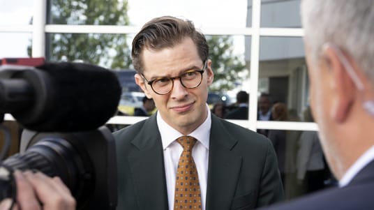 Formand for LA Alex Vanopslagh. Danmarksdemokraterne, Liberal Alliance, Det Konservative Folkeparti og Dansk Folkeparti afholder konvent i Messe C i Fredericia l&oslash;rdag den 6. september 2025. Partilederne fra de fire partier deltager og giver deres bud p&aring; vejen til et bl&aring;t flertal og en borgerlig regering. (Foto: Thomas Sj&oslash;rup/Scanpix 2025)