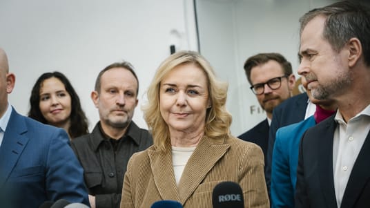 Mona Juul (K) Victoria Vel&aacute;squez (&Oslash;), Benny Engelbrecht (S), Martin Lidegaard (R) og finansminister Nicolai Wammen (S) samt repr&aelig;sentanter for aftalepartierne pr&aelig;senterer aftale om f&oslash;devarepriser, i Finansministeriet i K&oslash;benhavn, onsdag den 28. januar 2026. (Foto: Emil Nicolai Helms/Scanpix 2026)