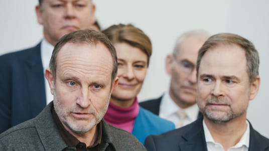 Martin Lidegaard (R), finansminister Nicolai Wammen (S) og skatteminister Ane Halsboe-J&oslash;rgensen (S) samt repr&aelig;sentanter for aftalepartierne pr&aelig;senterer aftale om f&oslash;devarepriser, i Finansministeriet i K&oslash;benhavn, onsdag den 28. januar 2026. (Foto: Emil Nicolai Helms/Scanpix 2026)