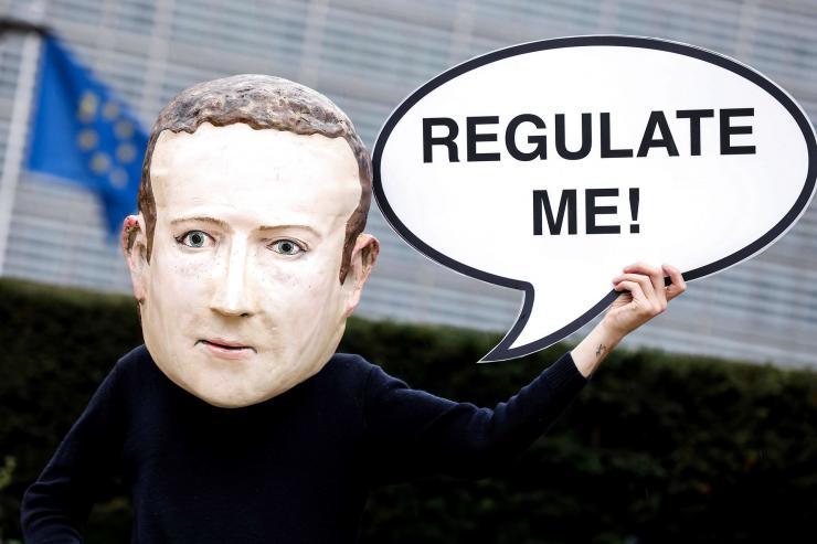 Ved præsentationen af Digital Services Act havde demonstranter tager plads uden for EU-Kommissionen med opfordringer om at regulere især Facebook, der har fået heftig kritik for at tilsidesætte privatliv og ikke bekæmpe misinformation samt for at have monopol.