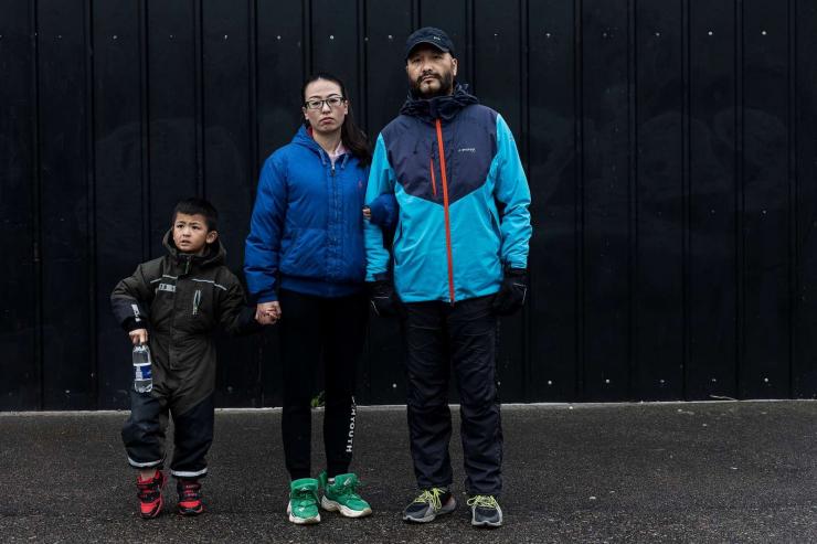 Furong Zhang (midten) og Xiao Lin (th) har sammen en 4-årig søn. I næsten et år gik han i dansk børnehave og var glad for det. - Nu spørger han hele tiden, hvornår han skal tilbage, siger parret.