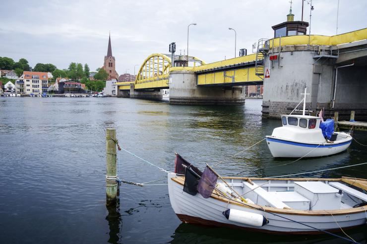 Kong Christian X's bro i Sønderborg er i tourens anledning malet gul. 