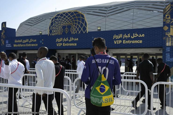Arbejdere står i kø for at komme ind på Education City Stadium vest for Qatars hovedstad, Doha, hvor Danmark skal spille sin første kamp ved fodbold-VM.