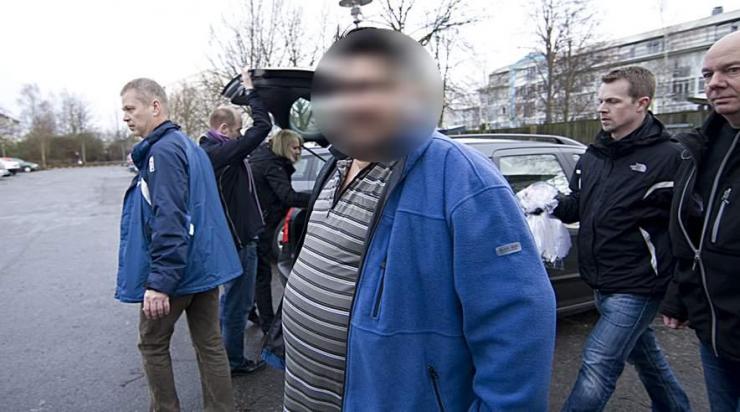 - Skal jeg spytte dig i hovedet, vrissede den senere rengøringsbossen Adam Nika til Fagbladet 3F's fotograf, da bagmanden blev anholdt 7. januar 2013. Han blev senere dømt for åger i "Altan-sagen".