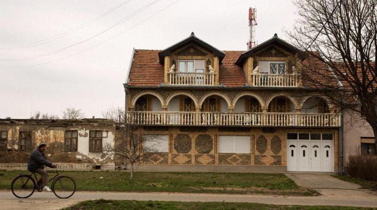 De dømte rengøringsbosser i "Garage-sagen" rådede over en kæmpe luksusvilla i Serbien foruden en villa i Helsingør, hvor familien havde stuvet rumænske rengøringsfolk sammen i en garage.