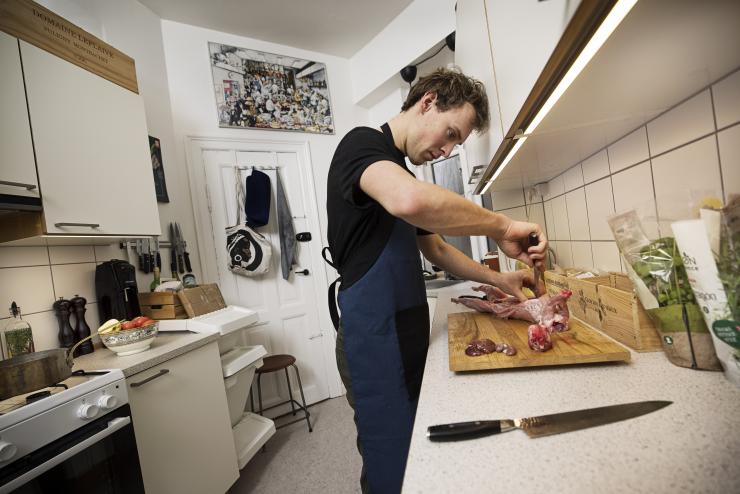 29-årige Rasmus Knutzen Nielsen øver sig på sin afsluttende eksamen i sin lejlighed. Denne gang står der kanin på menuen.