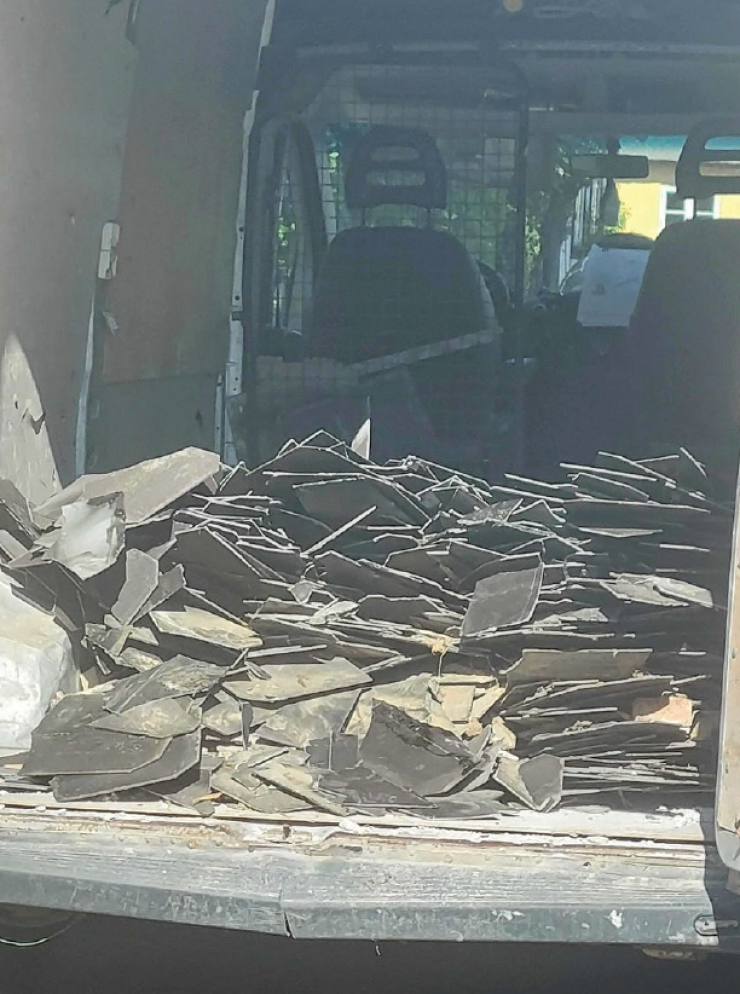 De knækkede eternitskifer-plader fra taget på ejendommen i Charlottenlund blev smidt i en bagagerummet på en varebil. 