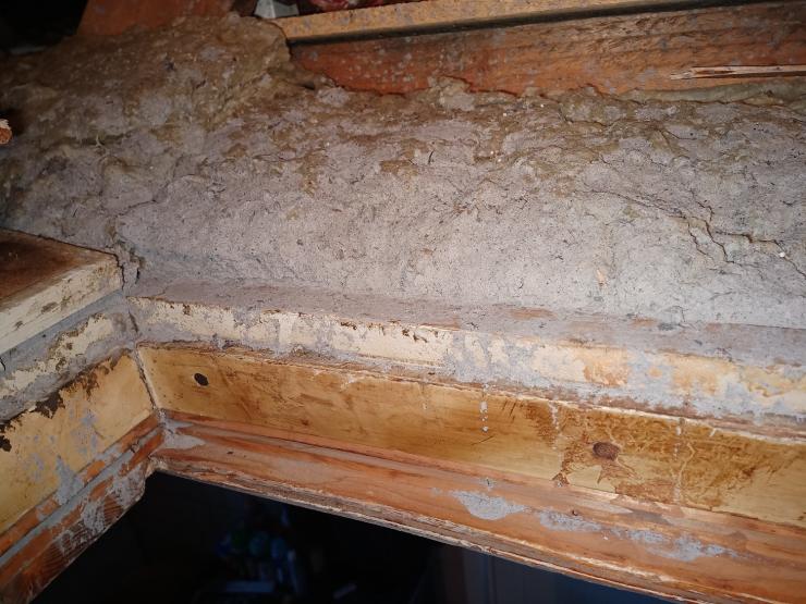 En synsmand har taget seks prøver, som alle viser, at der ligger asbest efter rensningen af taget. Her ses det grå slam på Allan Rasmussens loft.
