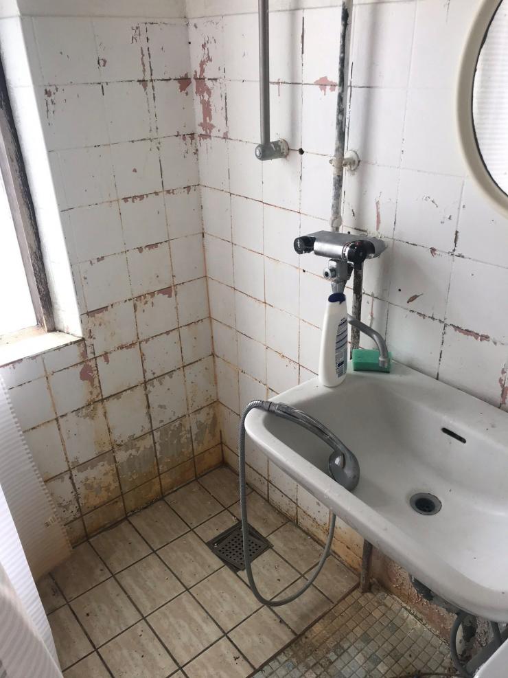 De to praktikanter betalte i alt 4.400 kroner om måneden i husleje til deres arbejdsgiver for at bo i en bolig, som de ikke var tilfredse med. Her er et billede af badeværelset i boligen. 