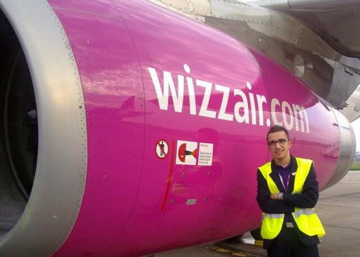 Robert Saru arbejdede i Wizz Air fra 2010-2014. Her oplevede han gang på gang, hvordan kollegaer blev tvunget til at ændre ferieplaner. Fordi jobbet i Wizz for mange er det første arbejde, tør kun få at sige fra.