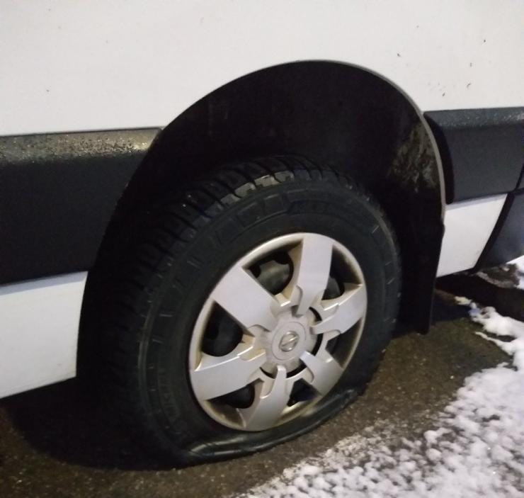 Nemlig.com-chaufførens varebil var blevet punkteret lørdag morgen, efter at han havde modtaget trusler. 