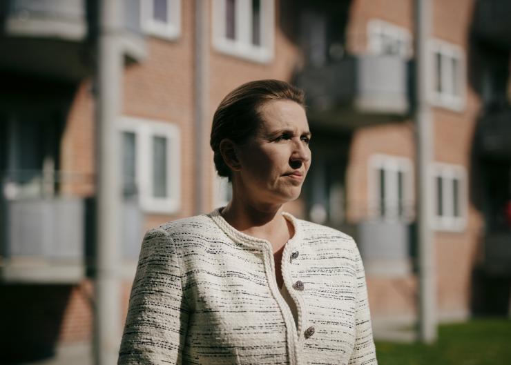 Statsminister Mette Frederiksens mor, Anette Frederiksen, boede som barn i Øgadekvarteret tæt på Dansk Eternit Fabrik i Aalborg. Hun døde for ti år siden af asbestrelateret kræft.