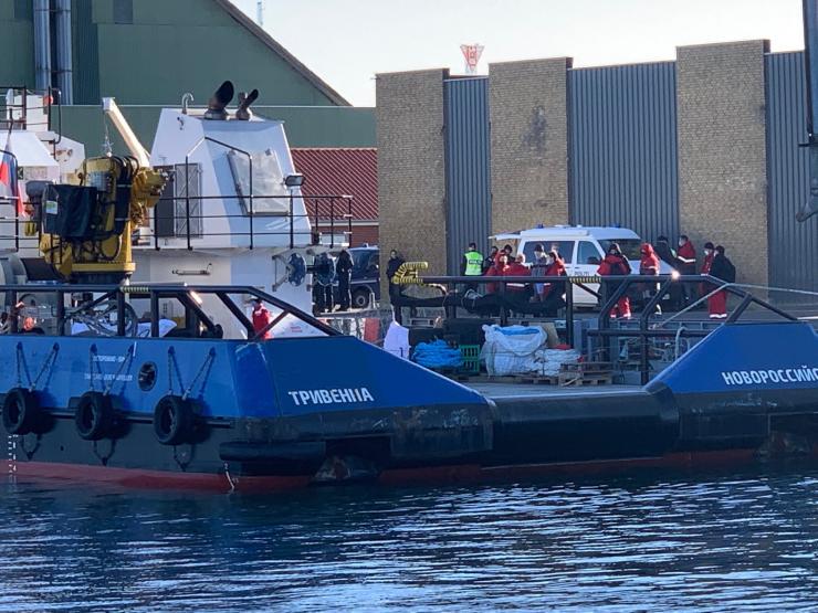 Sådan så det ud, da politiet mødte talstærkt frem på Rødby Havn i går, tirsdag, og anholdt 28 russiske søfolk for at arbejde illegalt i Danmark.