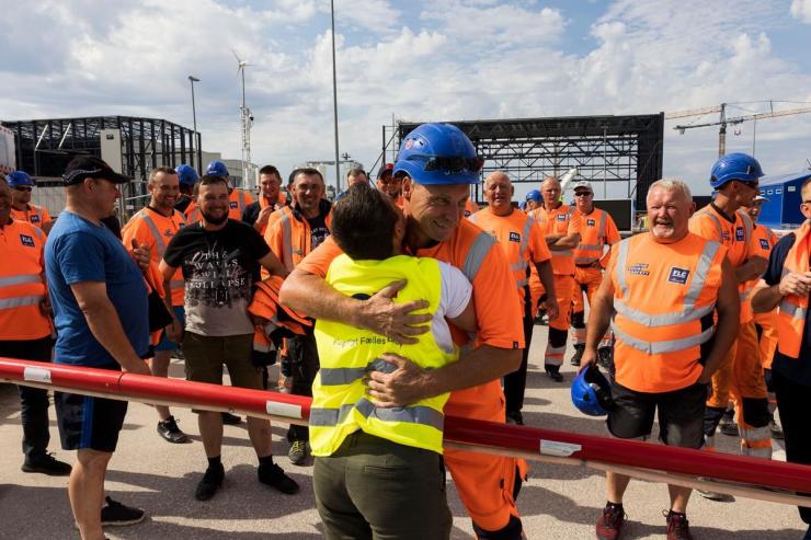 Tunnelbisse uddeler kram til Monika Wozniak (med ryggen til), der arbejder med at organisere polske ansatte på Femern-byggeriet for 3F Lolland.