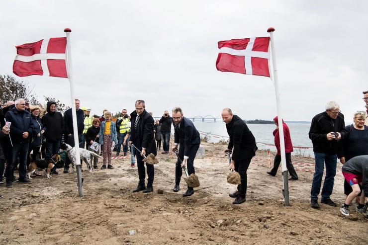 Transportminister Ole Birk Olesen og to lokale borgmestre var torsdag de første til at sætte spaden i jorden og markere starten på opførelsen af den nye Storstrømsbro. Den kommer til at koste 2,1 milliarder skattekroner.