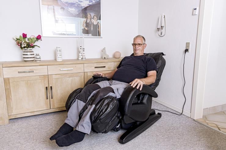Franciscus Van De Wijgert må hver dag en tur i sin massagestol og tage piller for at holde rygsmerterne ud.  