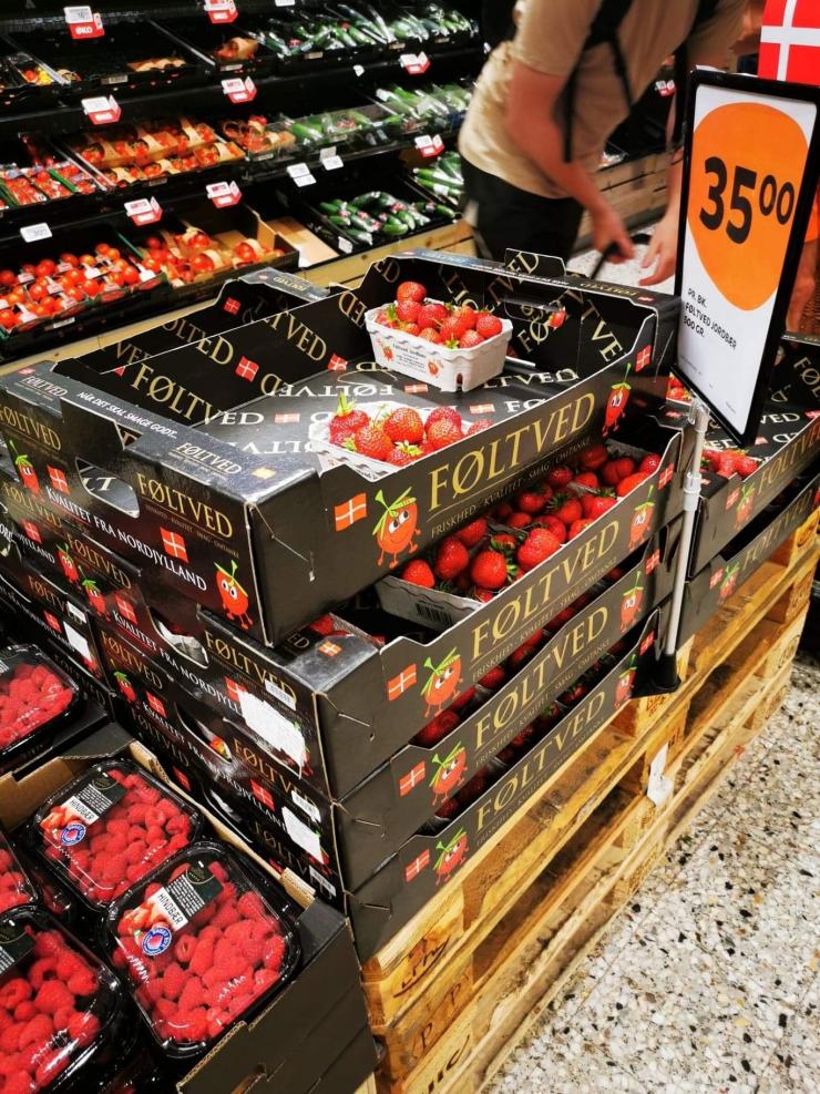 En bakke med et halvt kilo jordbær fra Føltved koster 35 kroner i flere Coop-butikker.