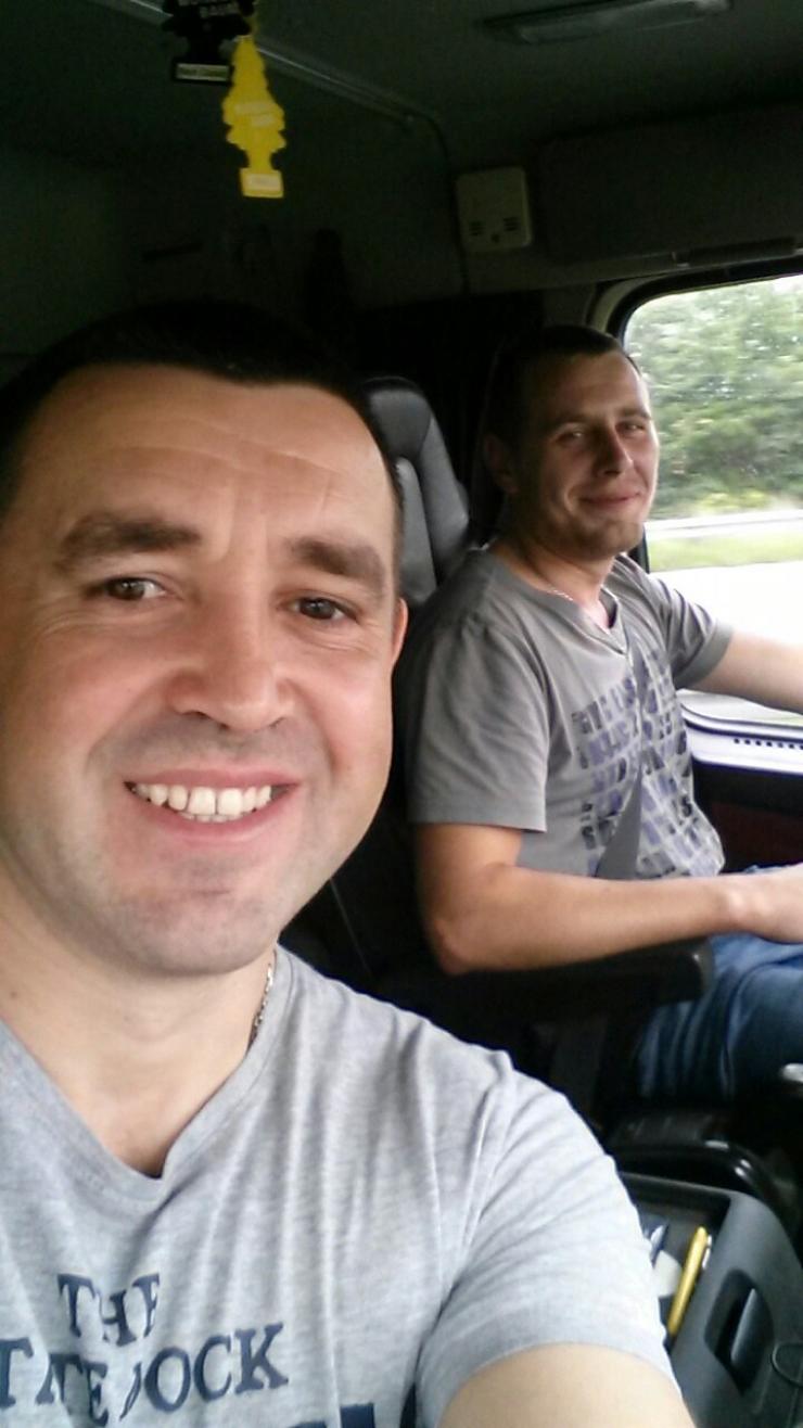 Ukrainerne Oleksandr Melnychenko (bagest) og Mykola Makarenko har begge arbejdet og kørt lastbil for landmand Peter Kjær Knudsen.