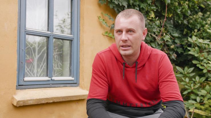 Oleksandr Melnychenko var lykkelig i september 2020, da han fik efterbetalt 95.000 kroner i manglende løn af landmand Peter Kjær Knudsen. 