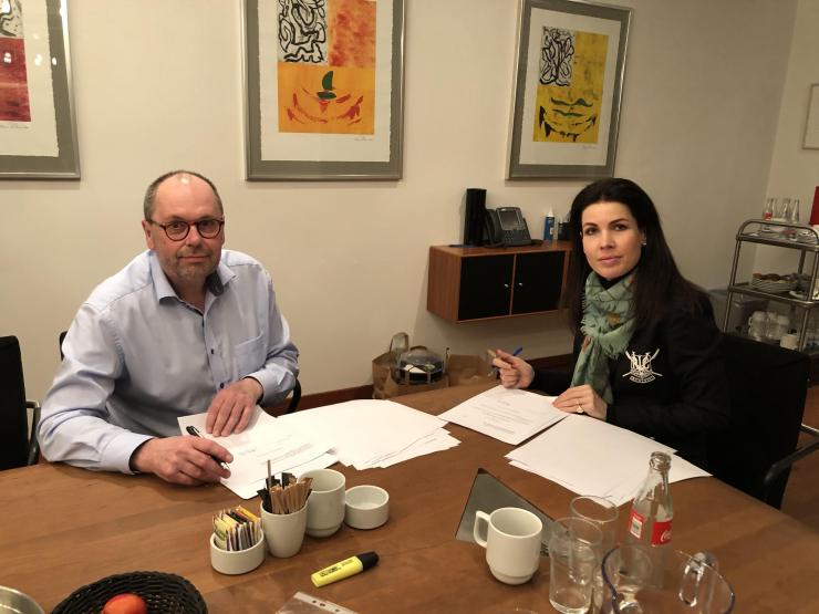 Gruppeformand hos 3F, Peter Kaae Holm, og formanden for GLS-A, godsejer Helle Reedtz-Thott, underskrev i februar 2018 den nuværende aftale om overenskomster til ansatte på det grønne område.