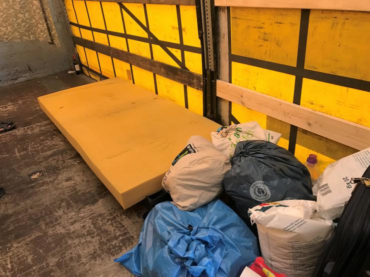 Den filippinske chauffør Jojit Cate sov på denne skumgummimadras i en anhænger i slumlejren i Padborg.