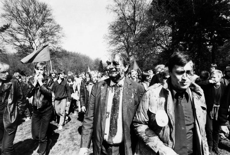 1. maj 1983 mødte Mogens Glistrup op i Fælledparken for at tale. Han forlod den igen med maling og æg i ansigtet.