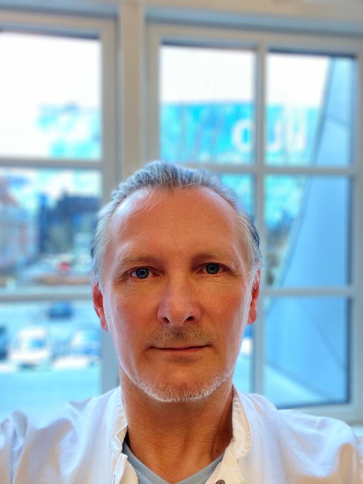 Sonny Hornhaver er fællestillidsmand for rengøringspersonalet på Odense Universitetshospital. Han er forundret over, at direktørerne kan få en corona-vaccine, som mange ansatte stadig ikke er blevet tilbudt.