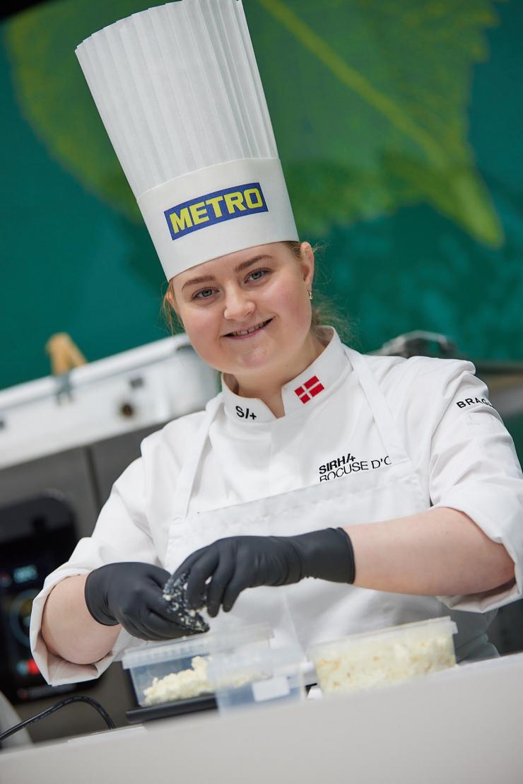 Med fuld koncentration står den 21-årig Elisabeth Madsen og er deltager ved dette års Bocuse d'Or som kommis side om side med køkkenchef fra Søllerød Kro, Brian Mark Hansen. 
