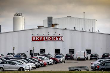 En række ansatte er blevet alvorligt syge af at arbejde med farlig kemi på virksomheden Sky-Light i Varde.