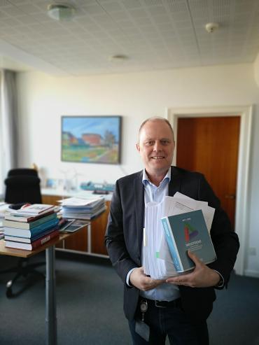 Formand for 3F Industri, Mads Andersen, med de mange forslag til nye overenskomster, april 2019.