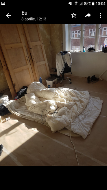 To rumænere renoverede en politibetjents lejlighed på Frederiksberg og sov på gulvet.