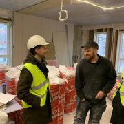 Overborgmester i Købehavns Kommune Frank Jensen (S) og beskæftigelsesminister Peter Hummelgaard Thomsen (S) talte med flere af medarbejderne på byggepladsen med de nye ID-kort.. 