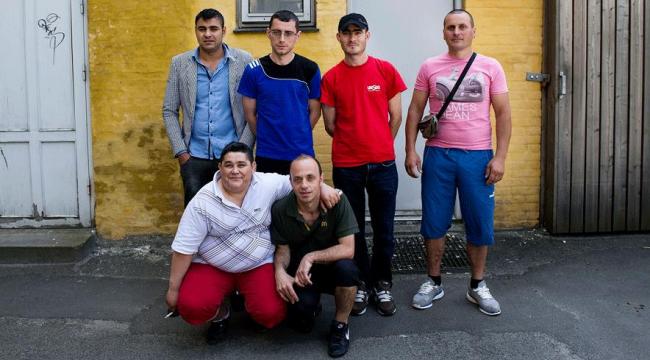 Seks rumænske daglejere fortæller til Fagbladet 3F, at de tjente ned til omkring 25 kroner i timen, da de arbejdede for chef, der stod for ompakning af gammelt slik.