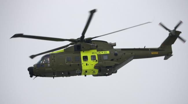 En redningshelikopter fløj to landbrugsmedarbejdere på tværs af Danmark til Rigshospitalet i København. 
