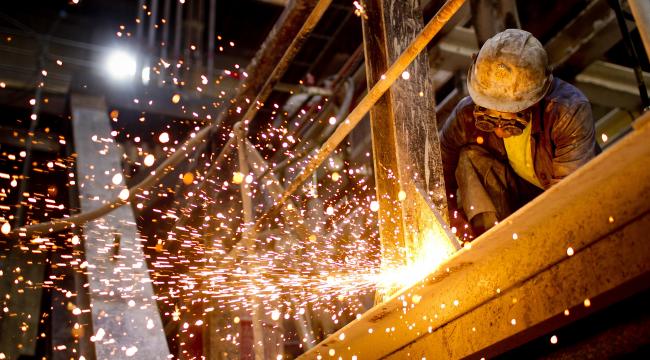 Virksomhedsejer i stålindustrien er bange for, at der ikke bliver uddannet nok faglærte. 