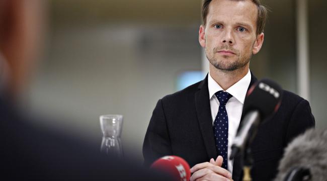 Trepartsforhandlingerne er indkaldt af beskæftigelsesminister Peter Hummelgaard og begyndte kl. 11 i ministeriet
