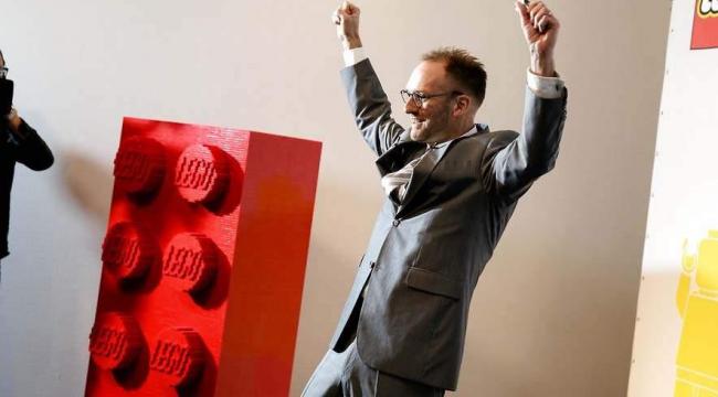 Da Lego-ejernes direktør Jørgen Vig Knudstorp for nylig på et pressemøde kunne fortælle om endnu et rekordoverskud på over seks milliarder kroner, brød han ud i dans og sang og kom i alle landets medier.  Everything is cool when you are a part of t