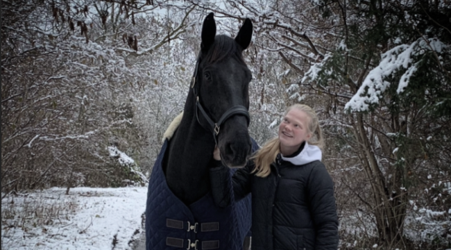 Ann-Sofie Odgaard har fået efterbetalt cirka 60.000 kroner for sin tid som hestemanagerelev på en nordsjællandsk rideskole.