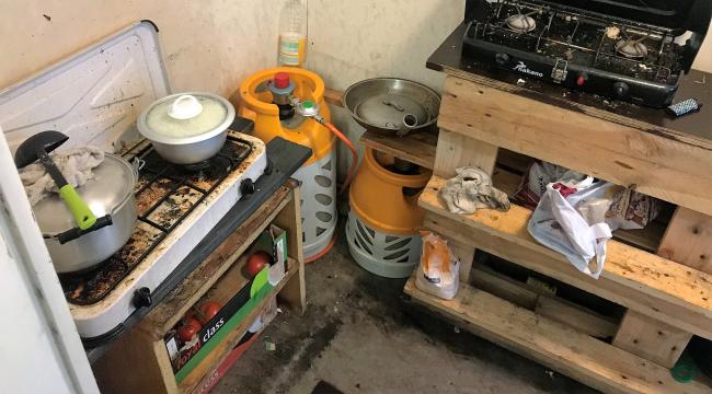 Sådan så køkkenfaciliteterne ud i slumlejren i Padborg.