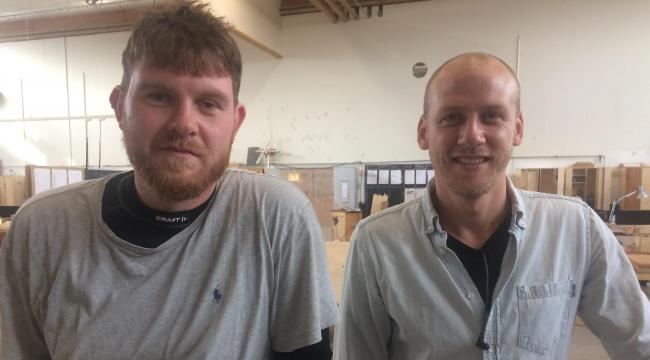 Bygningssnedkereleverne Kræsten Rasmussen og Matthew Wright begynder i denne uge et tre måneders langt praktikforløb hos en mester.